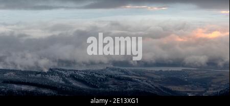 panorama del paesaggio montano in inverno su cui pesante le nubi di neve stanno scorrendo Foto Stock