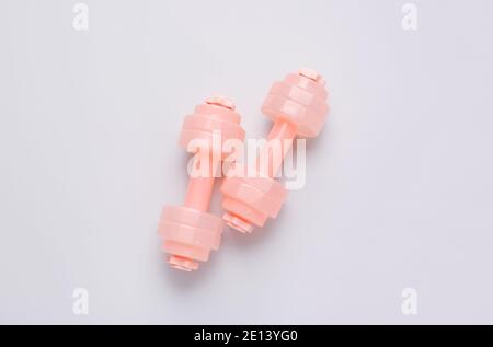 Eleganti manubri su sfondo chiaro Foto Stock