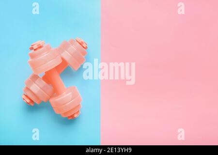 Eleganti manubri su sfondo a colori Foto Stock