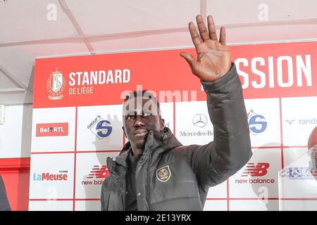 Il capo allenatore di Standard Mbaye Leye parte dopo una conferenza stampa della squadra di calcio belga Standard de Liege, per la presentazione del nuovo allenatore, Mond Foto Stock