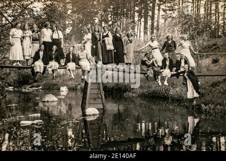Lettonia - CIRCA anni '30: Foto di gruppo sul ponte nella foresta. Vintage archivio Art deco era foto Foto Stock