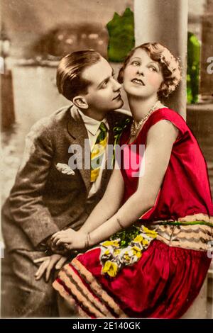 Germania - CIRCA 1920: Foto d'epoca art deco d'epoca. Amanti seduti. Ritratto di coppia in studio. Fotografia colorata a mano Foto Stock