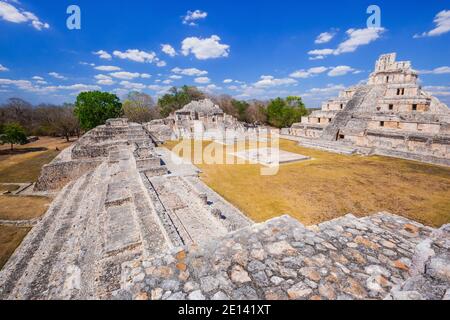 Campeche, Messico. Edzna città maya. La piramide di cinque piani e Gran Acropolis. Foto Stock
