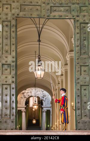 Guardia papale svizzera non identificata che si trova alla porta dei Musei Vaticani in Vaticano. Foto Stock