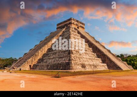 Chichen Itza, Messico. Tempio di Kukulcan, noto anche come El Castillo. Foto Stock