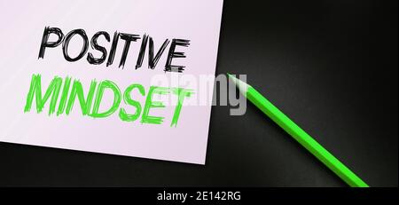 Testo di pensiero positivo scritto su carta e matita verde. Concetto di business lifestyle. Foto Stock