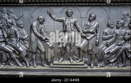 Sculture in bronzo sul piedistallo di UN Monumento di fronte Della Camera dei rappresentanti a Berlino Foto Stock