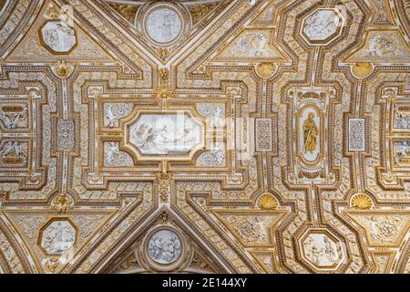 Vista sul soffitto nella Basilica di San Pietro in Vaticano Foto Stock