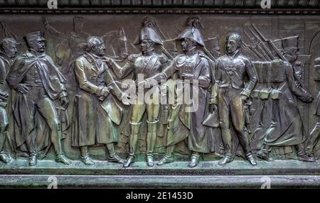 Sculture in bronzo sul piedistallo di UN Monumento di fronte Della Camera dei rappresentanti a Berlino Foto Stock