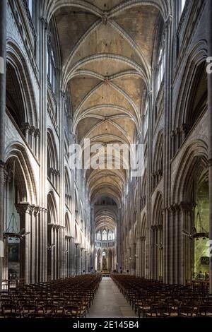 Rouen, Normandia, 4 maggio 2013 - la bella navata della Cattedrale di Notre Dame de Rouen Foto Stock