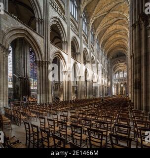 Rouen, Normandia, 4 maggio 2013 - la bella navata della Cattedrale di Notre Dame de Rouen Foto Stock