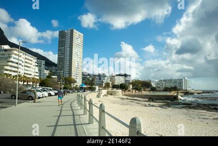 Sea Point, Città del Capo, Sud Africa - 10/09/20 vibrante vista di Sea Point Promenade. Foto Stock