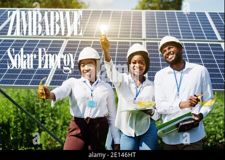 Nigeria energia solare. Ingegneri africani presso la centrale dei pannelli. Foto Stock