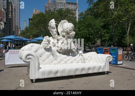 La statua di Sigmund Freud, alta 10 metri, è stata dissecata in mostra sulla 23rd Street a Manhattan nel quartiere di Flatiron. Foto Stock