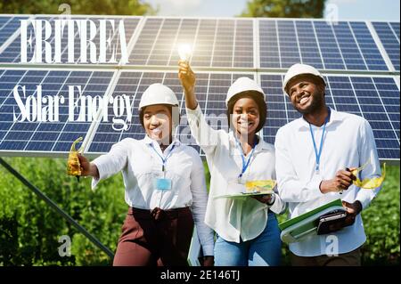 Nigeria energia solare. Ingegneri africani presso la centrale dei pannelli. Foto Stock