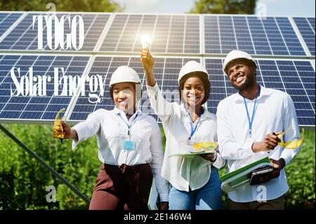 Nigeria energia solare. Ingegneri africani presso la centrale dei pannelli. Foto Stock