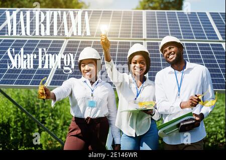 Nigeria energia solare. Ingegneri africani presso la centrale dei pannelli. Foto Stock