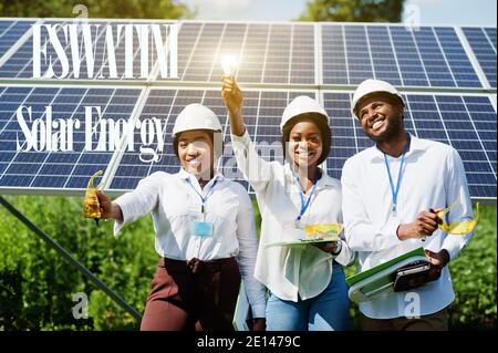 Nigeria energia solare. Ingegneri africani presso la centrale dei pannelli. Foto Stock