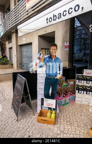 Wine Shop cartone Cut out di Cliff Richard facendo pubblicità alla sua Vino Vida Nova Albufeira Portogallo Cantina Sir Cliff Richards Vineyard Guia Portogallo Foto Stock