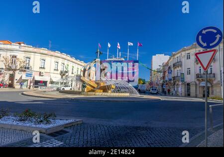 Loule City Centre Roundabout con l'Annual Carnival Advertising Billboard Loule l'Algarve Portogallo Foto Stock