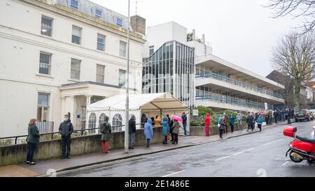 Brighton UK 4 gennaio 2021 - personale NHS e lavoratori essenziali in coda per ricevere i loro Pfizer e BioNTech COVID-19 vaccinazioni presso Brighton & Sussex University Hospitals NHS Trust in Abbey Road Brighton . : Credit Simon Dack / Alamy Live News Foto Stock