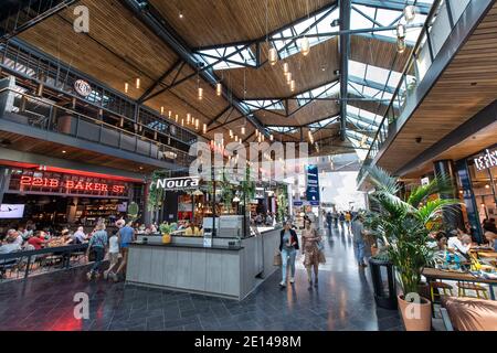 Velizy-Villacoublay (zona di Parigi): Velizy 2, centro commerciale gestito da Unibail-Rodamco Westfield. Panoramica dei negozi e delle catene nel centro commerciale. Catering Foto Stock