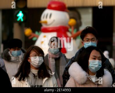 Pechino, Cina. 4 gennaio 2021. I cinesi indossano maschere mentre visitano un viale di negozi normalmente trafficato a Pechino lunedì 4 gennaio 2021. La capitale cinese ha registrato nuovi casi di Covid-19 nell'ultima settimana, che hanno spinto le autorità locali a dichiarare uno "stato di emergenza". Foto di Stephen Shaver/UPI Credit: UPI/Alamy Live News Foto Stock