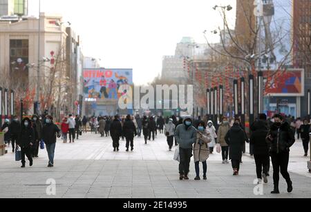 Pechino, Cina. 4 gennaio 2021. I cinesi indossano maschere mentre visitano un viale di negozi internazionali normalmente animato a Pechino lunedì 4 gennaio 2021. La capitale cinese ha registrato nuovi casi di Covid-19 nell'ultima settimana, che hanno spinto le autorità locali a dichiarare uno "stato di emergenza". Foto di Stephen Shaver/UPI Credit: UPI/Alamy Live News Foto Stock