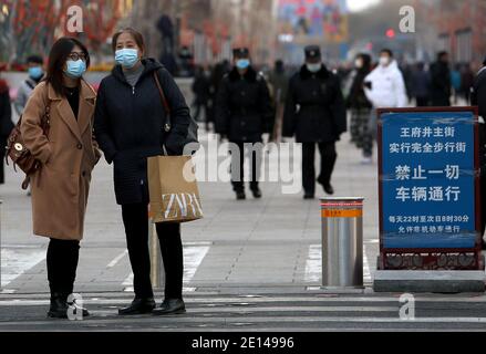 Pechino, Cina. 4 gennaio 2021. I cinesi indossano maschere mentre visitano un viale di negozi internazionali normalmente animato a Pechino lunedì 4 gennaio 2021. La capitale cinese ha registrato nuovi casi di Covid-19 nell'ultima settimana, che hanno spinto le autorità locali a dichiarare uno "stato di emergenza". Foto di Stephen Shaver/UPI Credit: UPI/Alamy Live News Foto Stock