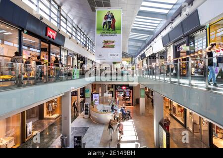 Velizy-Villacoublay (zona di Parigi): Velizy 2, centro commerciale gestito da Unibail-Rodamco Westfield. Negozi e catene di negozi nel centro commerciale Foto Stock