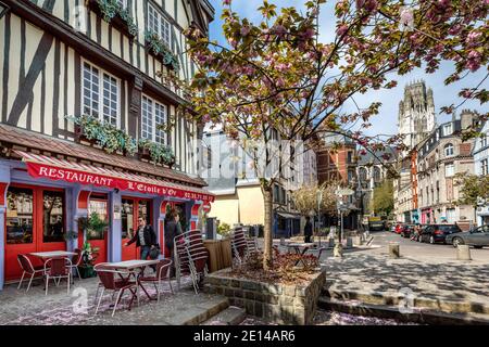 Rouen Normandia 4 maggio 2013 architettura tradizionale e ristorante apertura nella bella Rouen, Normandia Foto Stock