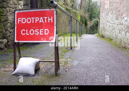 Sentiero chiuso segno su un ripido sentiero a Shaftesbury, Dorset. REGNO UNITO. Foto Stock