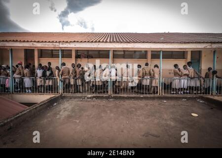 Nairobi, Kenya. 2 marzo 2019. Gli alunni attendono al di fuori delle loro classi presso la scuola primaria di Ayany durante la disposizione dei loro posti a sedere per creare una distanza sociale dopo nove mesi di assenza di scuola a causa della pandemia del coronavirus. Credit: Donwilson Odhiambo/SOPA Images/ZUMA Wire/Alamy Live News Foto Stock