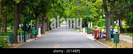 Giardini- Città del Capo, Sud Africa - 23/11/2020 giorno tranquillo e lento in movimento sul percorso dei Giardini. Persone che indossano maschere facciali. Foto Stock