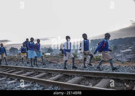 Nairobi, Kenya. 2 marzo 2019. Gli alunni hanno visto andare a scuola la mattina presto dopo la riapertura delle scuole dopo un periodo di nove mesi di non scuola a causa della pandemia del coronavirus. Credit: Donwilson Odhiambo/SOPA Images/ZUMA Wire/Alamy Live News Foto Stock