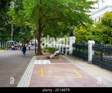 Gardens- Cape Town, Sudafrica - 23/11/2020 artista di strada maschile anziano che vende la sua arte sul percorso dei giardini. Seduta pazientemente e rilassante. Foto Stock