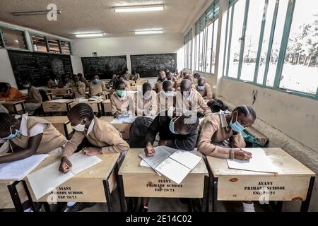 Nairobi, Kenya. 2 marzo 2019. Gli allievi alla scuola primaria di Ayany hanno visto i facemasks indossanti mentre frequentavano la classe dopo la riapertura delle scuole dopo un periodo di nove mesi di nessuna scuola a causa della pandemia del coronavirus. Credit: Donwilson Odhiambo/SOPA Images/ZUMA Wire/Alamy Live News Foto Stock