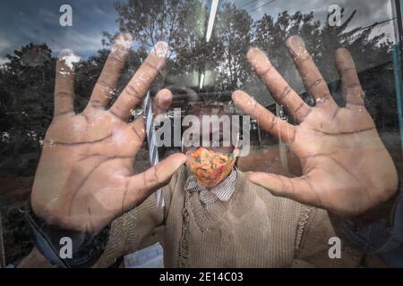 Nairobi, Kenya. 2 marzo 2019. Un ragazzo prende le pose attraverso la finestra della classe nella sua maschera facciale dopo la riapertura delle scuole dopo un periodo di nove mesi di nessuna scuola a causa della pandemia del coronavirus. Credit: Donwilson Odhiambo/SOPA Images/ZUMA Wire/Alamy Live News Foto Stock