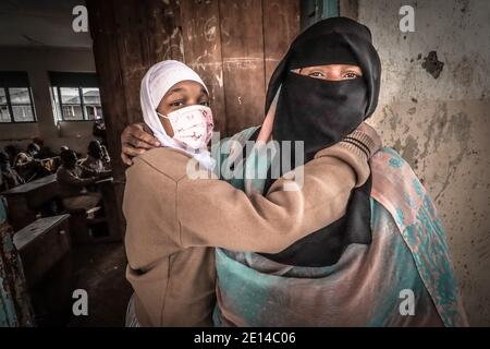 Nairobi, Kenya. 2 marzo 2019. Una giovane ragazza musulmana abbracca la madre prima di entrare in classe dopo la riapertura delle scuole dopo nove mesi di assenza di scuola a causa della pandemia del coronavirus. Credit: Donwilson Odhiambo/SOPA Images/ZUMA Wire/Alamy Live News Foto Stock