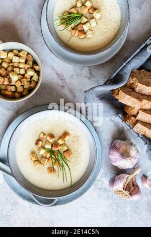 Facile da preparare zuppa di aglio cremosa con crostini e. erba cipollina Foto Stock