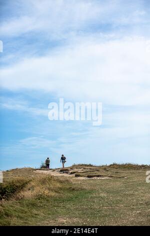 Due persone che esplorano Old Harry Rocks e Studland, South Coast, Regno Unito Foto Stock