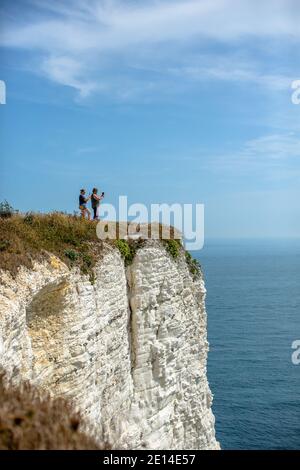 Due persone che esplorano Old Harry Rocks e Studland, South Coast, Regno Unito Foto Stock