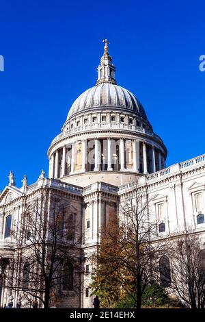 Cattedrale di St Paul a Londra Inghilterra costruita da Sir Christopher Wren, una popolare destinazione turistica punto di riferimento per i visitatori del patrimonio urbano Foto Stock