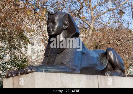 Uno dei due Sphinx che protegge l'ago di Cleopatra su Victoria Embankment A Londra Inghilterra Regno Unito eretto nel 1878 ed è un popolare destinazione turistica Foto Stock