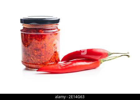 Pasta di peperoncino rosso caldo e peperoncino isolato su sfondo bianco. Foto Stock