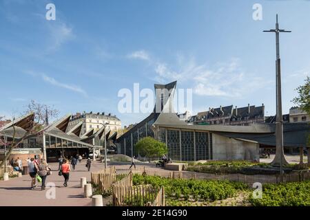 Rouen Normandia 4 maggio 2013 : la moderna chiesa di San Giovanna d'Arco è stata costruita nel 1979; le ampie curve sono simboliche di una barca a lunghe fronti e. Foto Stock