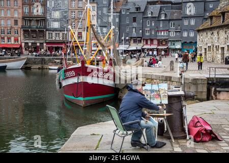 Honfleur Normandy 4 maggio 2013 : un artista dipinge il bellissimo porto di Honfleur in Normandia Foto Stock