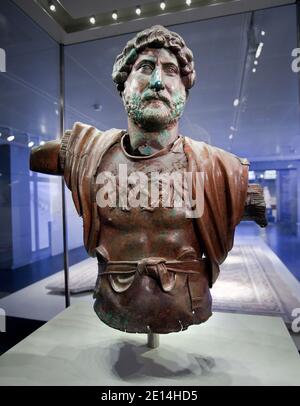 Bronzo storico e statua di piombo dell'imperatore romano Adriano (117-138 CE) nel Museo d'Israele, Gerusalemme. La statua è stata trovata al campo della Sesta R. Foto Stock
