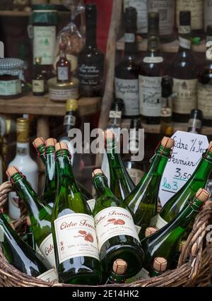 Honfleur Normandy 4 maggio 2013 : una selezione di sidri in un negozio a Honfleur Foto Stock