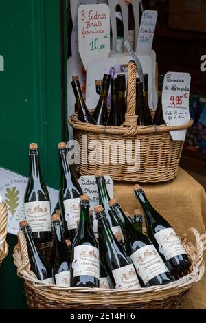 Honfleur Normandy 4 maggio 2013 : una selezione di sidri in un negozio a Honfleur Foto Stock